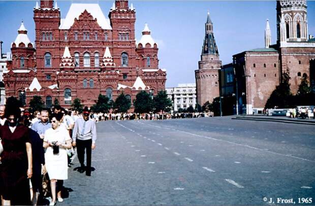 Очередь в Мавзолей Ленина на Красной площади. СССР, Москва, 1965 год.
