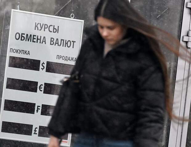 Курс доллара впервые с начала года опустился ниже 78 рублей