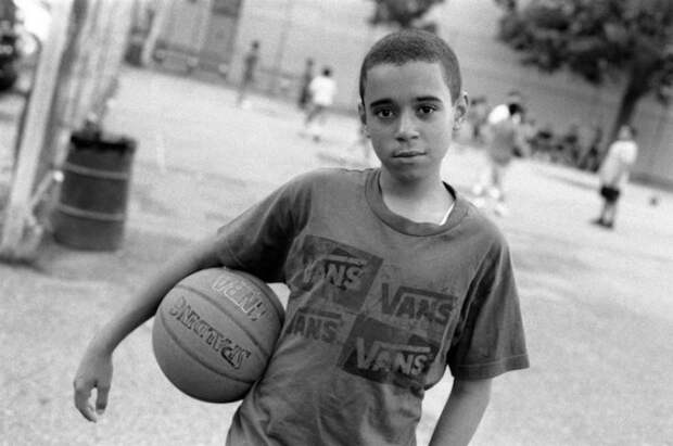 Юный баскетболист в парке до пятничной молитвы, Бруклин, Нью-Йорк, 2011 год. Автор: Robert Gerhardt.