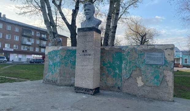 В Соль-Илецке разваливается достопримечательность города - памятник Калинину