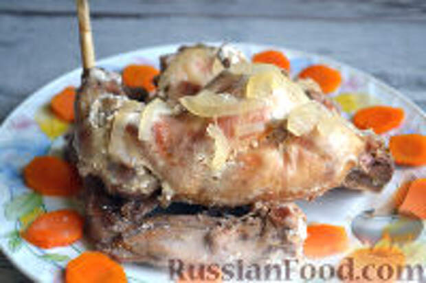 Фото к рецепту: Тушеный кролик (в мультиварке)