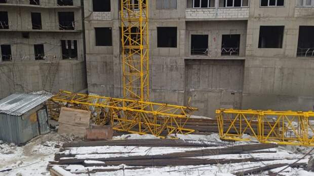 Крановщик погиб при падении строительного крана в Алматы