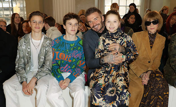 Семья в сборе: Дэвид Бекхэм с детьми на показе Виктории в Лондоне