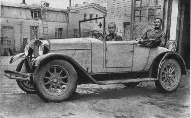 Фото 1927 г. У гаража центральной подстанции Скорой помощи (Склиф) скорая, скорая помощь. ретро фото