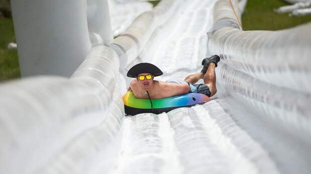 Большой фестиваль надувных горок и кругов Slide The Slopes в США
