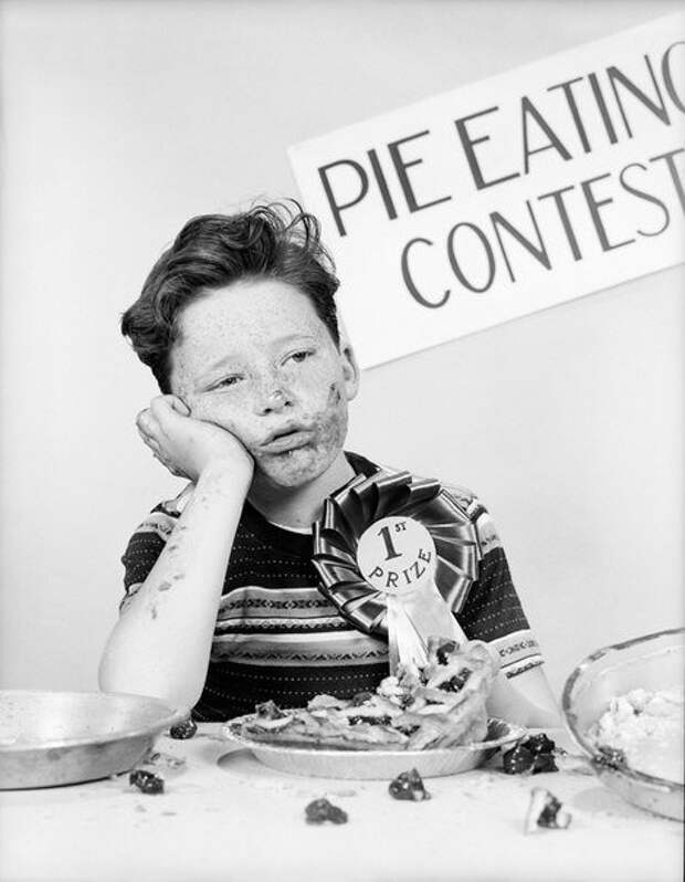 Пацан "радуется" первому месту в конкурсе по скоростному поеданию пирогов, 1950 год, США было, история, фото