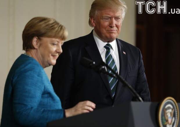 Трамп отказался пожать руку Меркель несмотря на призывы журналистов