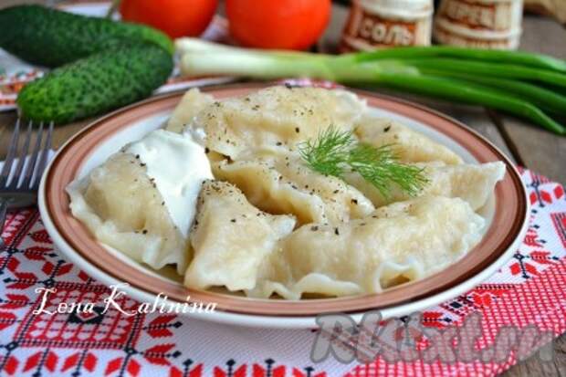 Очень вкусные, нежные вареники с картошкой и салом подать к столу в горячем виде со сметаной и сливочным маслом. 