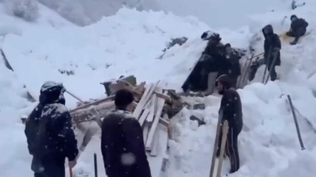 В Дагестане после схода лавины под снегом оказались мать и семилетний ребенок