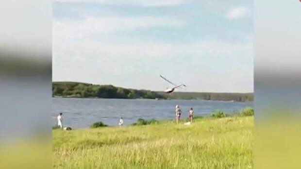 Очевидцы засняли последний полет разбившегося на Урале вертолета