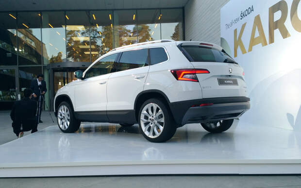 Компактный Skoda Karoq получил светодиодные фары и электронную приборку