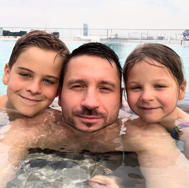 Сергей Лазарев растрогал подписчиков новыми фото с повзрослевшими детьми: «Мои»