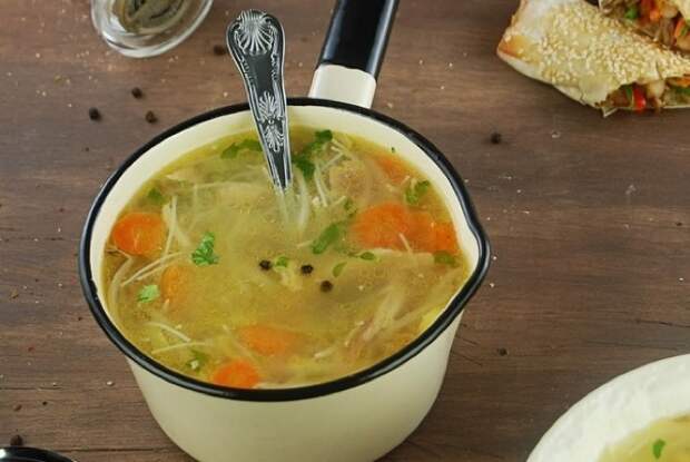 3 супа, которые помогут победить холода и простуду: острый овощной, куриный и крем-суп с сыром бри