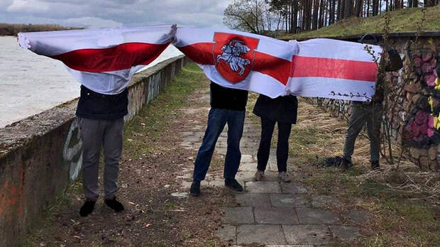 Три пары мужских ног и некрасивые женские: таинственный протест в Белоруссии