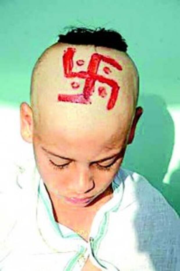 Стрижка мальчика-индуса, готовящегося к обряду посвящения – начала периода брахмачарьи (ученичества)