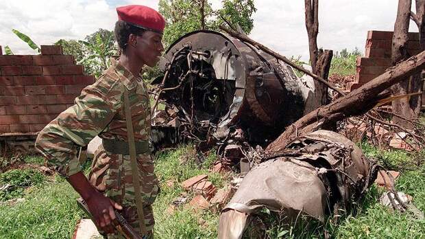 Обломки сбитого самолета, Кигали, май 1994 года 