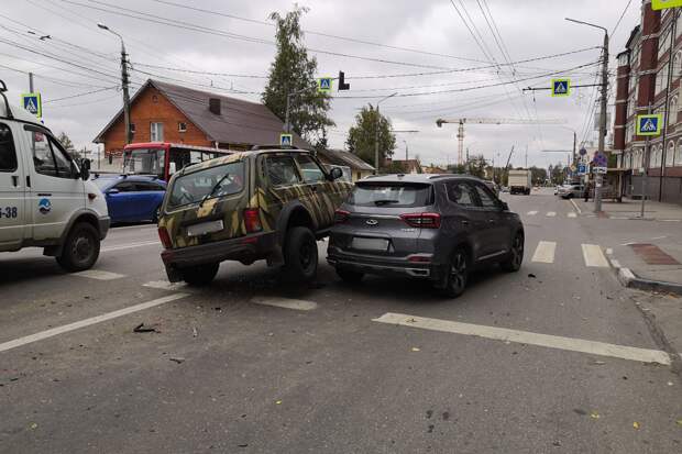 На улице Болдина в Туле водитель Niva устроил тройное ДТП