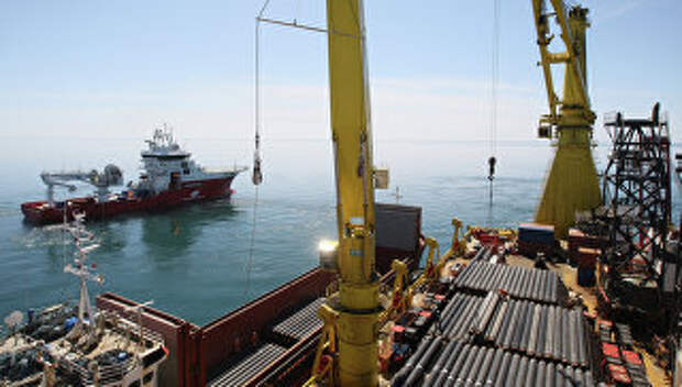 Судно-трубоукладчик во время строительства газопровода на дне Черного моря. Архивное фото