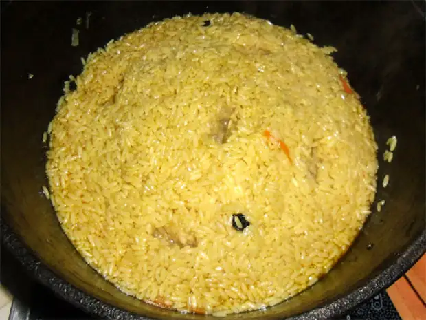 Плов с закрытой или открытой крышкой. Плов с закрытой или открытой крышкой. Полотенце с пловом. Целый чеснок в плов. Азербайджанский казан для плова.