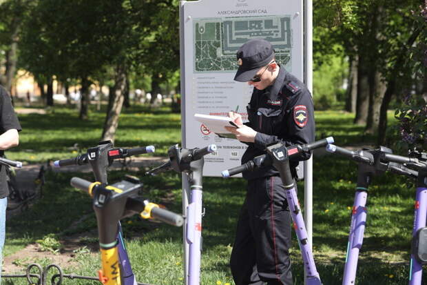 В пяти районах Петербурга могут установить знаки о запрете езды на самокатах