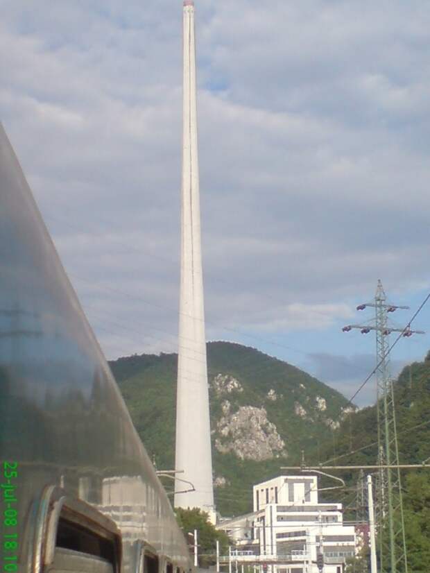 Самая высокая в Европе дымовая труба (12 фото)