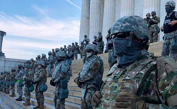 К Белому дому стянули военную технику