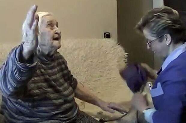 97-летняя старушка выпала из окна и спаслась старушка, спасение, падение