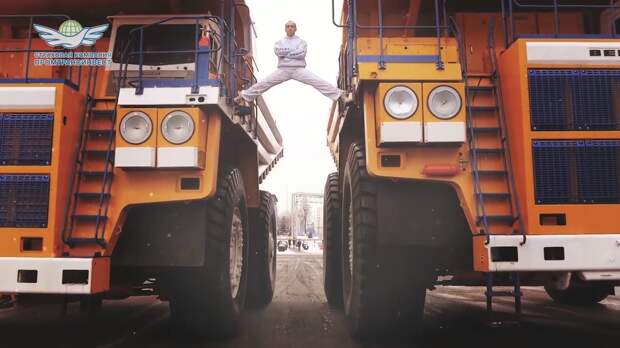 Картинки по запросу Белорус сел на шпагат между движущимися БелАЗами/The MOST EPIC Epic Split! 160 Ton BelAZ Dump Trucks