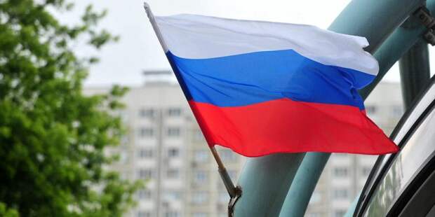 Масштабный флешмоб проходит на Сахарова в честь Дня флага России / Фото: mos.ru