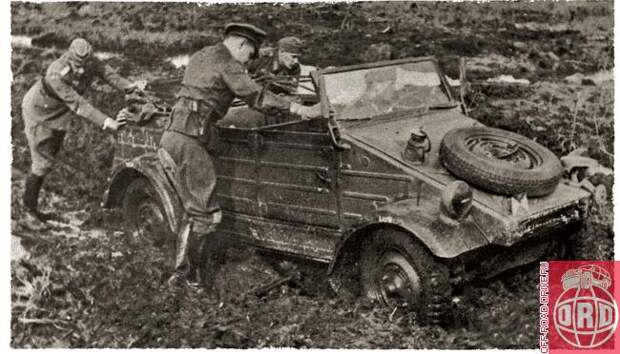 Выбраться из грязи тяжело даже легкому Kubelwagen, которого всегда любили в вермахте за хорошую проходимость