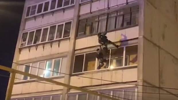 Спецоперация со штурмом балкона мигранта закончилась арестом 24 человек