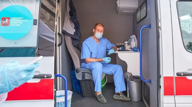 В Москве в мобильных пунктах привились свыше 400 тысяч человек