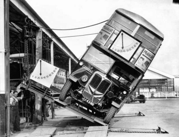 Так производители знаменитых двухэтажных автобусов Лондона доказывали, что им не грозит опрокидывание (1933) история, ретро, фото, это интересно