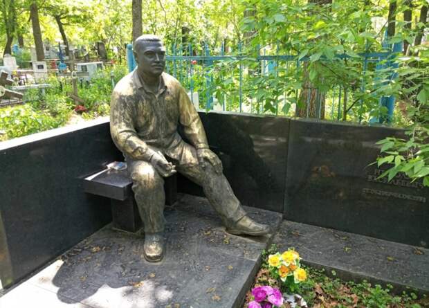 Массовое убийство тольяттинских братков увековечили позолоченными скульптурами
