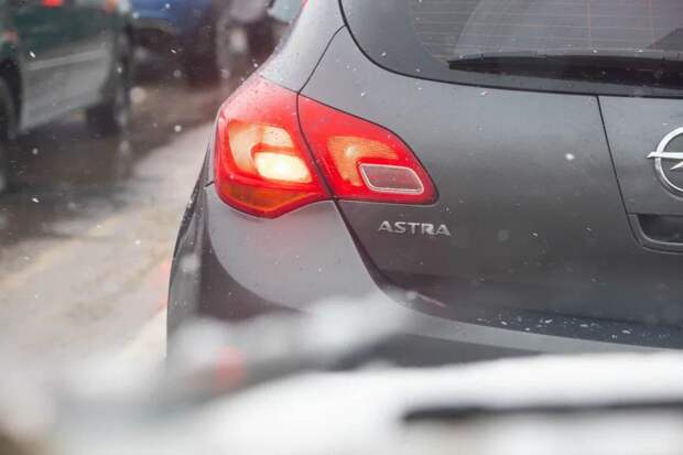 В Туле утром пробки из-за гололедицы сковали улицы Октябрьская и Пролетарский район