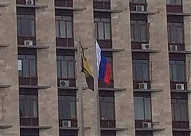 российский флаг у здания ДонОГА|Фото: novosti.dn.ua