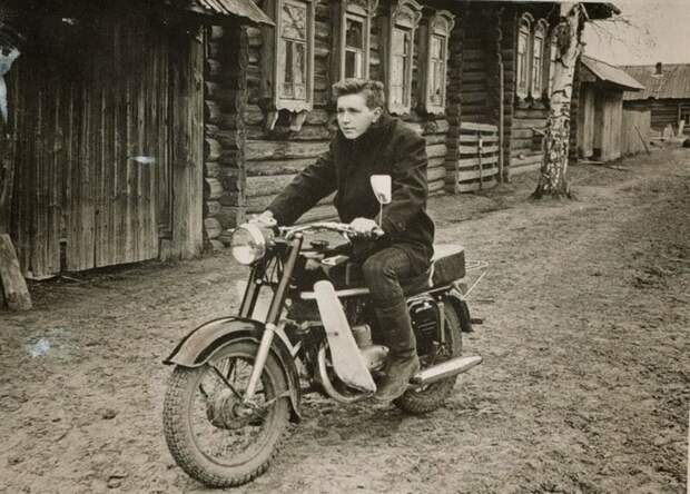 С юных лет учились управлять мотоциклом СССР, деревня, мотоциклы