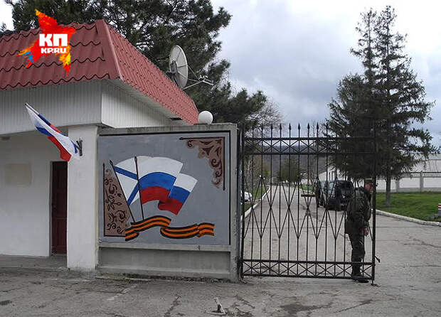 Недели не прошло, как часть в Перевальном перестала быть украинской, а на воротах КПП бывшей бригады уже красуется российский флаг 779306.jpg