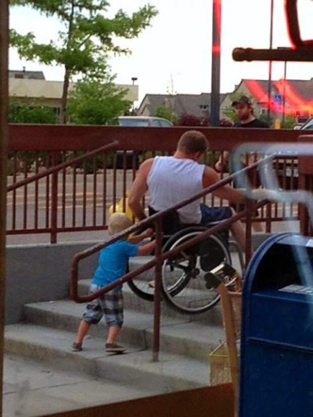 Ребенок помогает своему отцу инвалиду.  история, факты