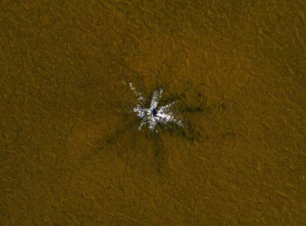 Молодой кратер 2008 года со следами льда космос, марс, пейзаж, природа