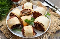 Фото к рецепту: Рулетики из теста фило, с мясной нарезкой и сыром