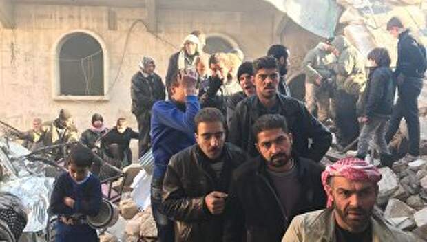 Жители восточного Алеппо в очереди за гуманитарной помощью после освобождения от террористов. Архивное фото