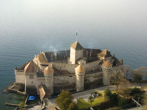 http://castlesworld.ru/foto/Switzerland/Chillon/shilonskij_zamok_bashni_sverkhu.jpg