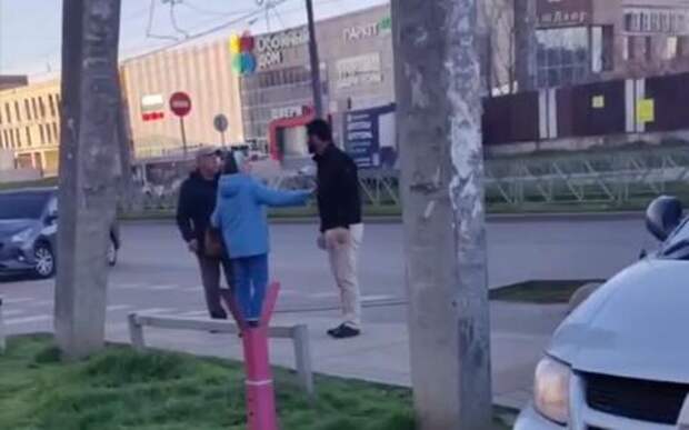 В Краснодаре агрессивный водитель пнул пенсионера