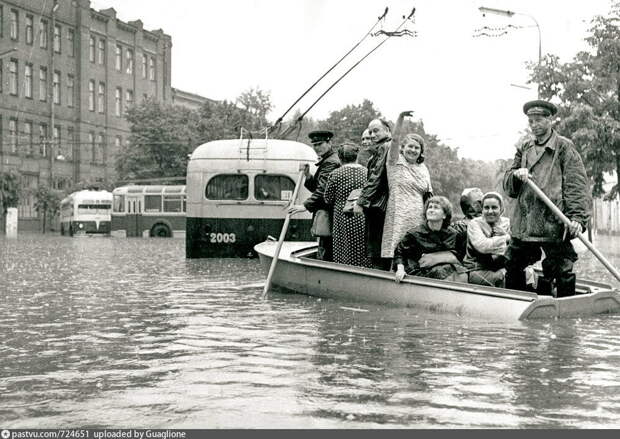 Неглинную затопило во время ливней в 1965 году.