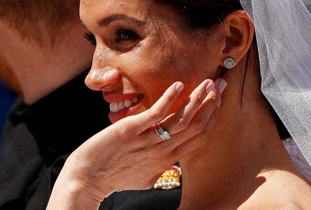 Образ дополнили небольшие серьги-гвоздики с бриллиантами. Фото: REUTERS