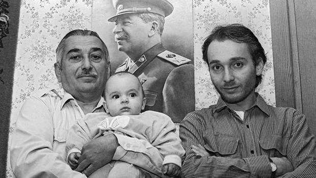 Сталины остались, Хрущевы уехали. Как живут потомки советских вождей?