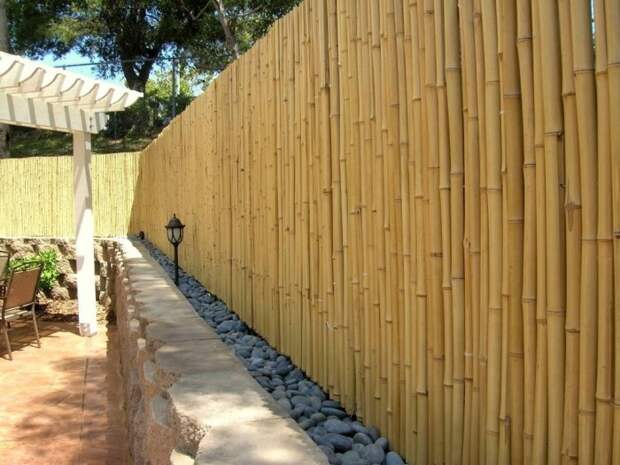 Бамбук всегда напоминает какие-либо острова, так устройте свое райское местечко огражденное бамбуковым забором.