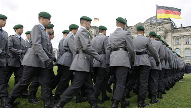 Новобранцы немецкой армии у здания Рейхстага в Берлине. Архивное фото Новобранцы немецкой армии у здания Рейхстага в Берлине. Архивное фото