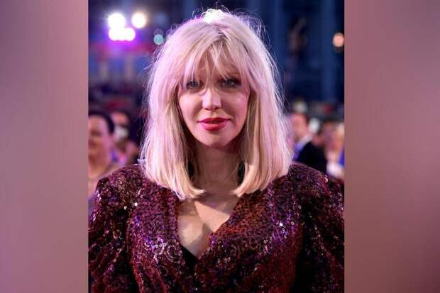 Кортни Лав решила «переписать собственный миф» не с помощью зонта, а кинокамерой